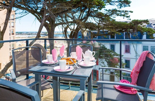 Pornichet Condo | Beachfront Bliss: 6-Person Apartment with Ocean Views