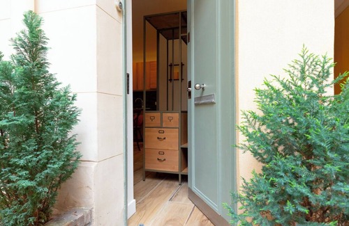 7th Arrondissement Apartment | Relaxing Getaway at Au Pied de la Tour with Spa & Breakfast