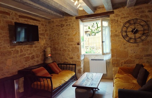 Castelnaud-la-Chapelle House | Unforgettable Stay at Au Pied du CHÂTEAU with Pool & Canoeing