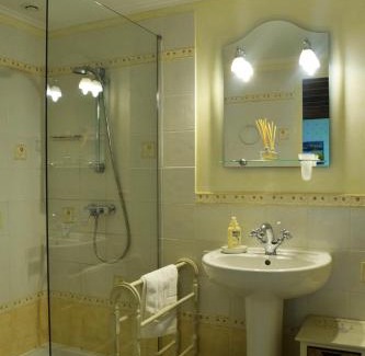 Clamanges Bed & Breakfast | Oceanfront Retreat: Au Pré du Moulin with Hot Tub & Dining