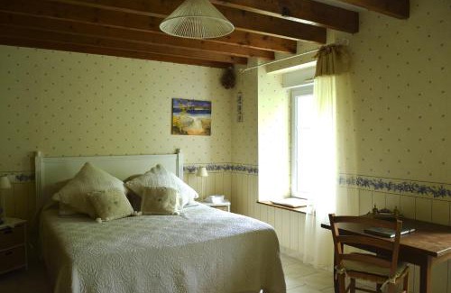 Clamanges Bed & Breakfast | Oceanfront Retreat: Au Pré du Moulin with Hot Tub & Dining