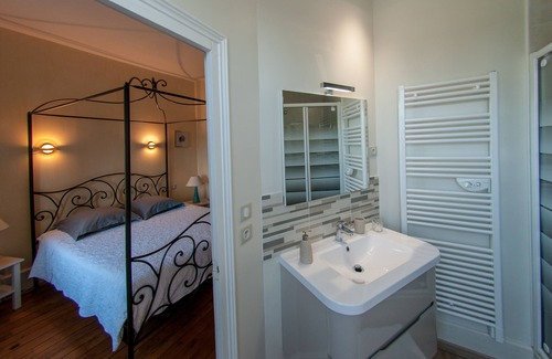 Lapalisse Bed & Breakfast | Eco-Friendly Getaway at Au Puy des Vérités with Pool
