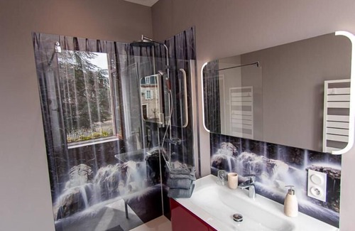 Lapalisse Bed & Breakfast | Eco-Friendly Getaway at Au Puy des Vérités with Pool