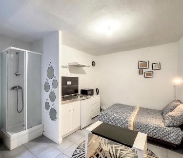 Decre-Cathedrale Apartment | Inviting Comfort at Au Soleil Dormant - Family Friendly Stay