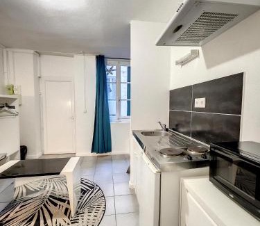 Decre-Cathedrale Apartment | Inviting Comfort at Au Soleil Dormant - Family Friendly Stay