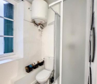 Decre-Cathedrale Apartment | Inviting Comfort at Au Soleil Dormant - Family Friendly Stay