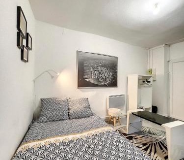 Decre-Cathedrale Apartment | Inviting Comfort at Au Soleil Dormant - Family Friendly Stay