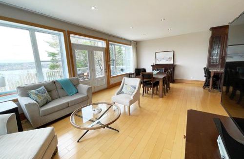 Deauville Hotel | Experience Scenic Views at Au Sommet du Lac Magog