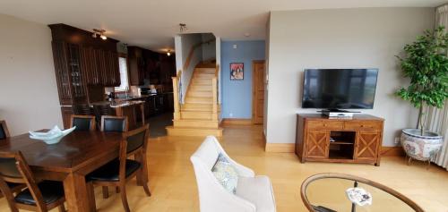 Deauville Hotel | Experience Scenic Views at Au Sommet du Lac Magog