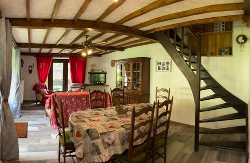 Chooz House | Discover Au Tony: Pet-Friendly Retreat with Family Amenities