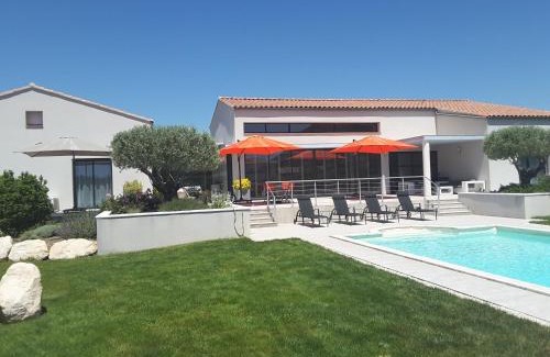 Cavaillon House | Experience Aubade en Luberon: Oceanfront Relaxation Awaits