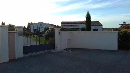 Cavaillon House | Experience Aubade en Luberon: Oceanfront Relaxation Awaits