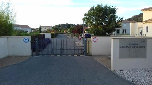 Cavaillon House | Experience Aubade en Luberon: Oceanfront Relaxation Awaits
