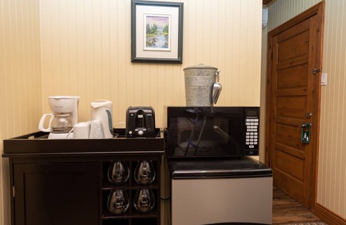 Petite-Riviere-Saint-Francois Hotel | Discover Auberge Le Four à Pain: 9.4/10 & Family-Friendly Amenities