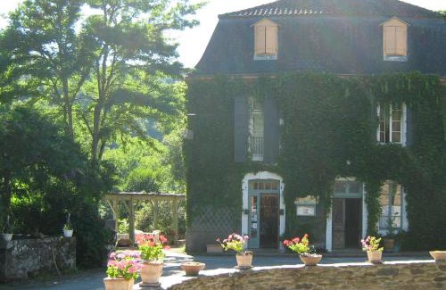 Mirandol-Bourgnounac Hotel | Discover Auberg'IN: Pet-Friendly Oceanfront Retreat