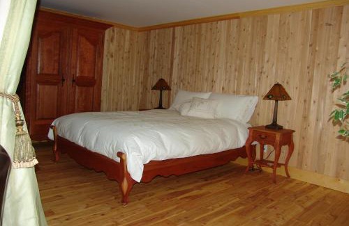 Cap-a-l'Aigle Hotel | Discover Auberge À La Chouenne: Pet-Friendly Retreat