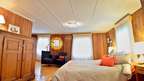 Cap-a-l'Aigle Hotel | Discover Auberge À La Chouenne: Pet-Friendly Retreat