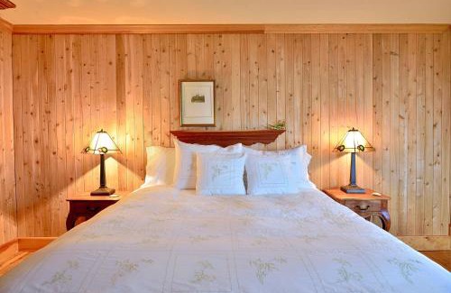 Cap-a-l'Aigle Hotel | Discover Auberge À La Chouenne: Pet-Friendly Retreat
