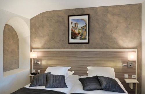 La Ferte-Imbault Hotel | Cozy Retreat at Auberge à la Tête de Lard with Breakfast