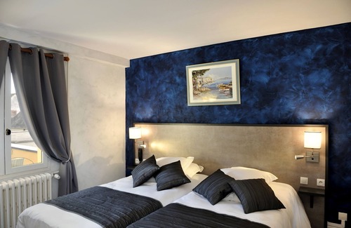 La Ferte-Imbault Hotel | Cozy Retreat at Auberge à la Tête de Lard with Breakfast