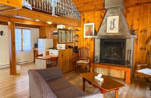 Sainte-Adele Hotel | Relax at Auberge Alpine Inn with Pool and Family Dining