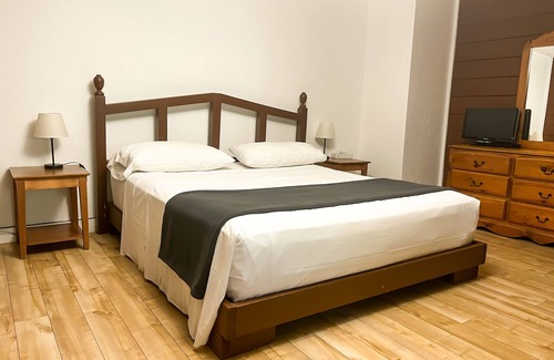 Sainte-Adele Hotel | Relax at Auberge Alpine Inn with Pool and Family Dining