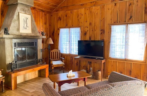 Sainte-Adele Hotel | Relax at Auberge Alpine Inn with Pool and Family Dining