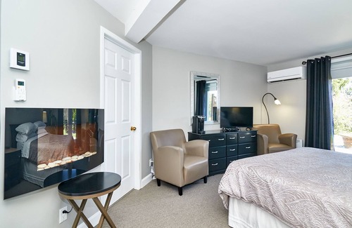 Magog Bed & Breakfast | Discover Auberge Aux Deux Pères: Rated 9.8 with Pool & Dining