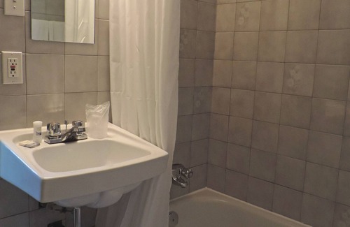 Chicoutimi House | Cozy Auberge Centre-Ville: Spa & Breakfast Included