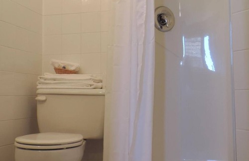 Chicoutimi House | Cozy Auberge Centre-Ville: Spa & Breakfast Included