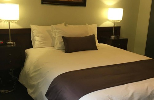 Chicoutimi House | Cozy Auberge Centre-Ville: Spa & Breakfast Included