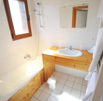 Anthy-sur-Leman Hotel | Cozy Auberge d'Anthy: Pet-Friendly Stay with Breakfast