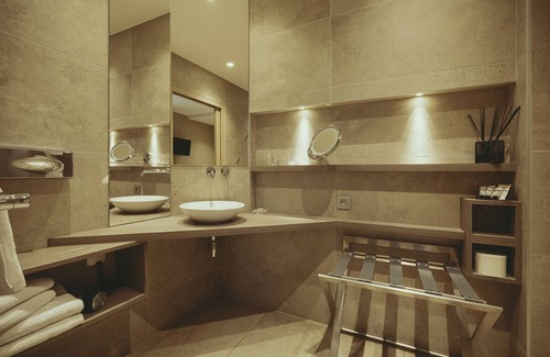 Vaux-en-Beaujolais Hotel | Discover Auberge de Clochemerle: Spa & Gastronomic Dining
