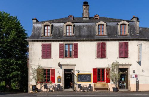 Forges Hotel | Cozy Auberge de Forgès: Pet-Friendly Stay with Breakfast