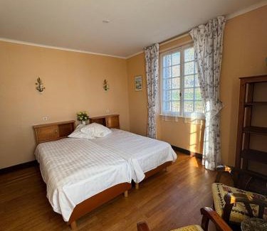 Saint-Cirgues-la-Loutre Bed & Breakfast | Discover Auberge des Ruines de Merle - Pet-Friendly Retreat