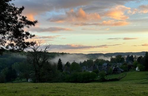 Saint-Cirgues-la-Loutre Bed & Breakfast | Discover Auberge des Ruines de Merle - Pet-Friendly Retreat