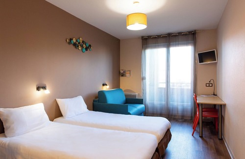 Blanquefort Hostel | Discover Otellia Hostel: Family-Friendly with Spa & Dining