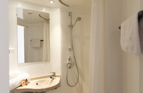 Blanquefort Hostel | Discover Otellia Hostel: Family-Friendly with Spa & Dining