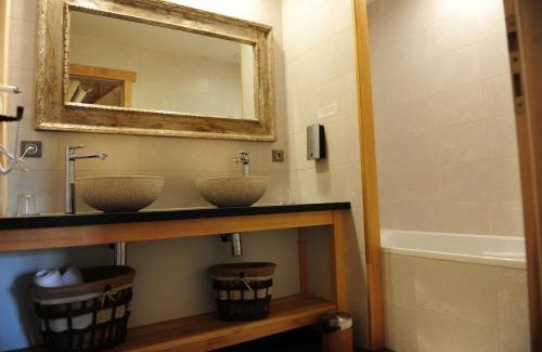 Signy-lAbbaye Hotel | Experience Comfort at Auberge De L'abbaye - Guest Rated 9/10
