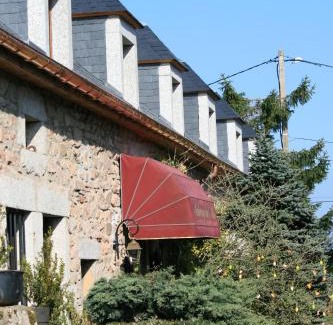 Quarre-les-Tombes Hotel | Pet-Friendly Retreat at Auberge De L'Atre - Rated 8.5/10
