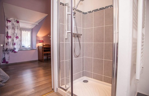 Creysse Hotel | Discover Auberge de l'Ile: Family-Friendly Getaway with Dining
