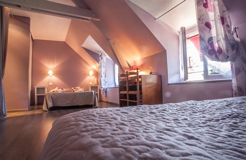 Creysse Hotel | Discover Auberge de l'Ile: Family-Friendly Getaway with Dining