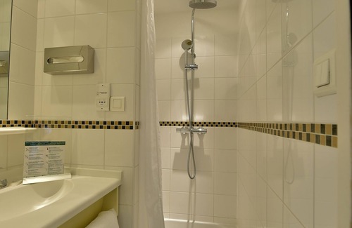 Saint-Emilion Hotel | Elegant Auberge de la Commanderie with Family-Friendly Amenities