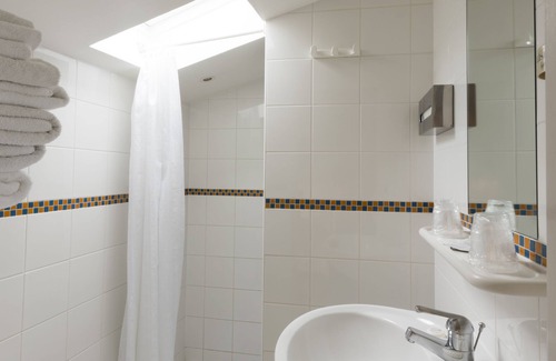 Saint-Emilion Hotel | Elegant Auberge de la Commanderie with Family-Friendly Amenities
