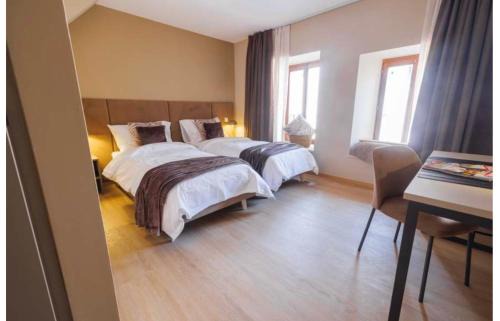 Mies Hotel | Comfortable Stay at Auberge de La Couronne - Pet Friendly