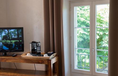 Villarepos House | Discover Auberge de la Croix Blanche with Family-Friendly Amenities