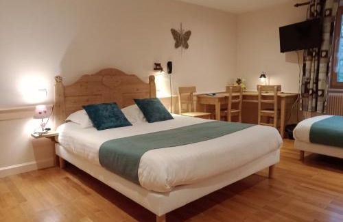 Les Combes Hotel | Charming Auberge de la Motte: Family-Friendly Getaway