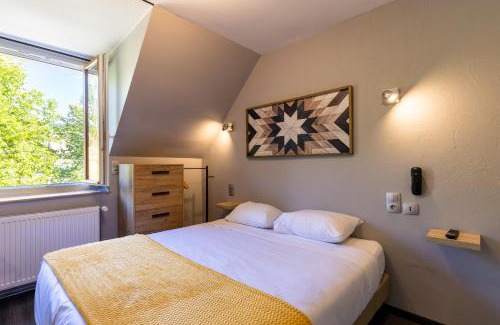 Foncine-le-Haut Hotel | Idyllic Auberge de la Rivière: Oceanfront Oasis Awaits