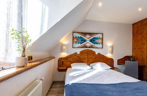 Foncine-le-Haut Hotel | Idyllic Auberge de la Rivière: Oceanfront Oasis Awaits