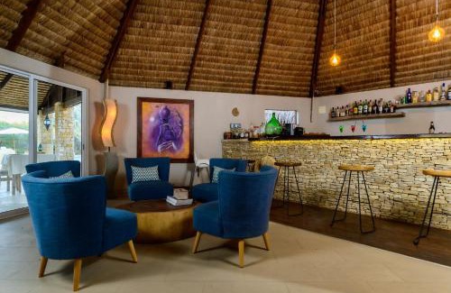 Toliara Hotel | Welcoming Auberge de la Table: Pool and Dining Await